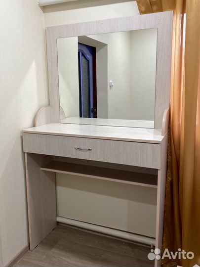 Туалетный столик с зеркалом