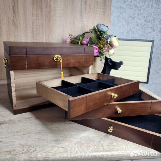 Деревянная шкатулка с замком для украшений