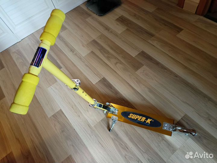 Самокат детский желтый/золотой с ножкой