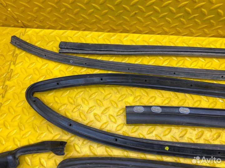 Уплотнитель передней двери на кузове левая правая