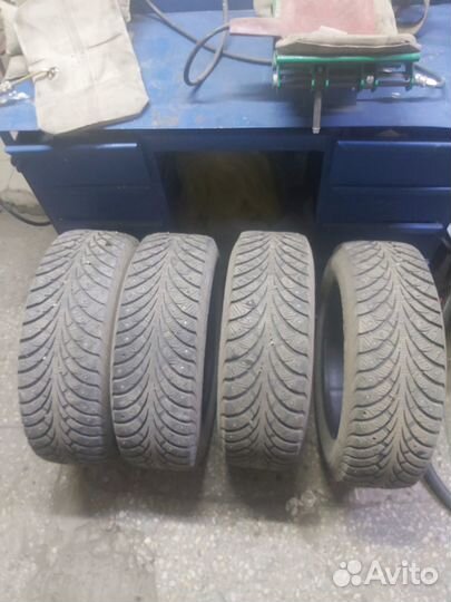 Goodyear UltraGrip Extreme 215/65 R16 98T