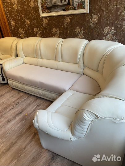 Угловой диван и кресло