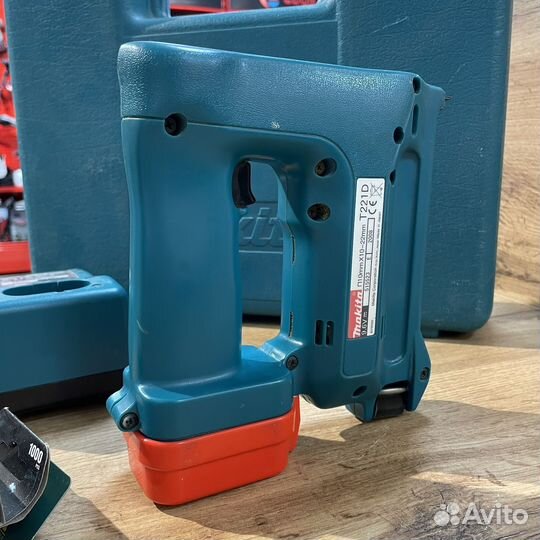 Аккумуляторный степлер Makita T221DW