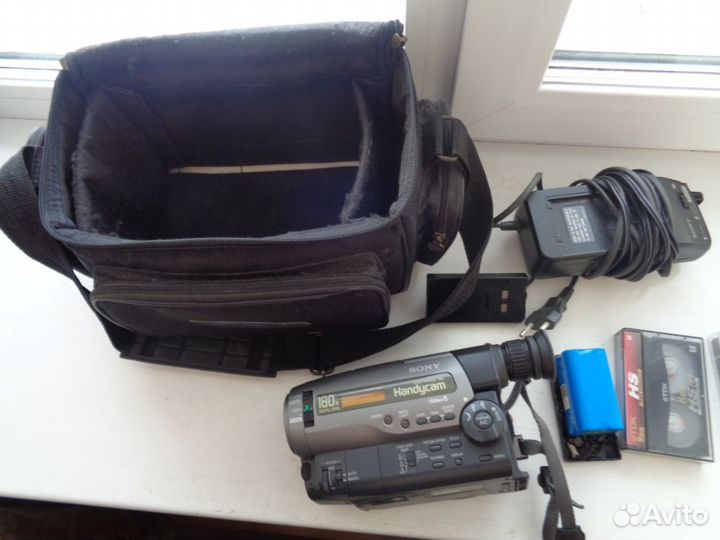 Видеокамера Sony Handycam CCD-TR502E