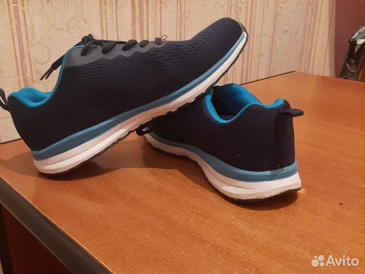 Кроссовки женские 39