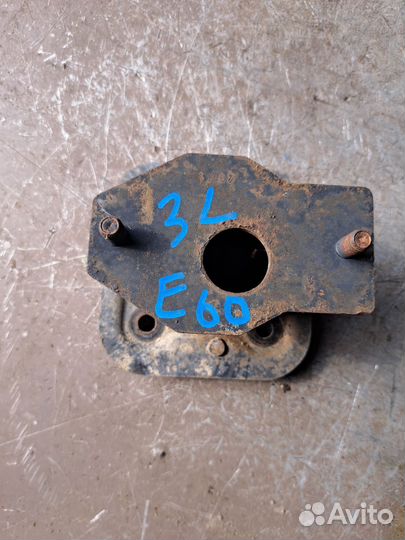 Кронштейн заднего усилителя BMW E60