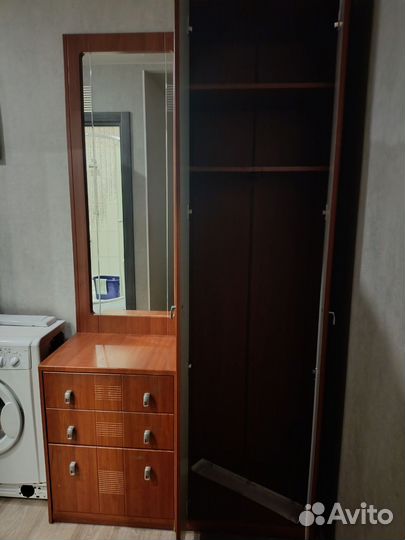 Прихожая со шкафом и зеркалом бу