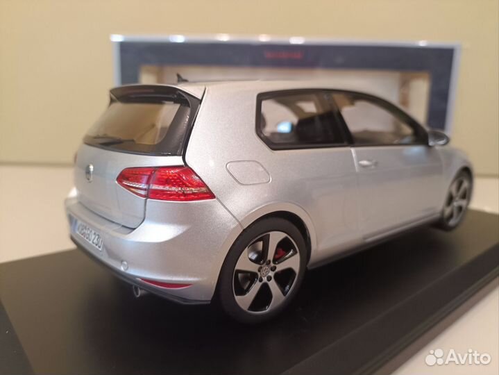 Volkswagen Golf VII GTI (12-17г) Серебро 1:18