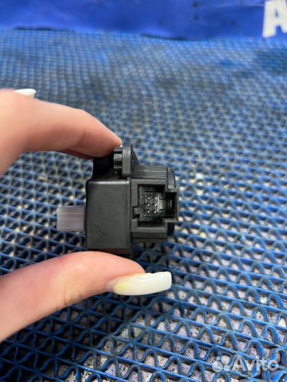 Моторчик заслонок отопителя Opel Astra Gtc купе