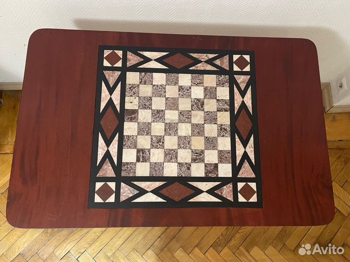 Шахматный столик из красного дерева