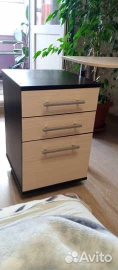 Продам письменный стол с тумбочкой