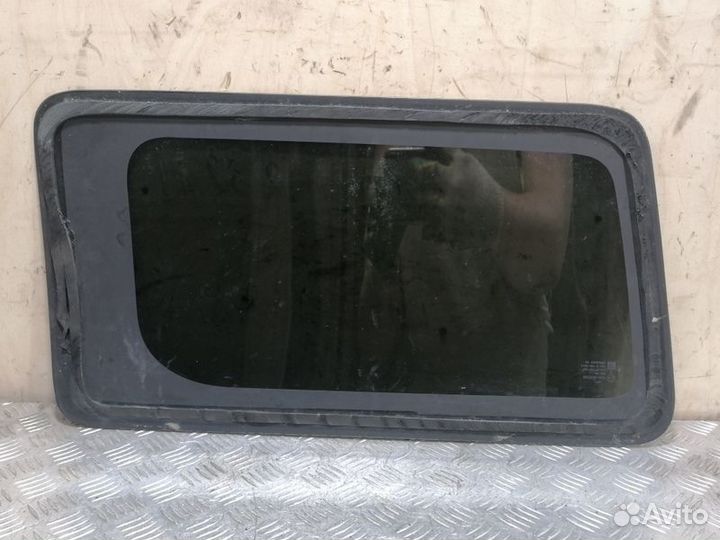 Стекло кузовное глухое заднее правое Hummer H3 200
