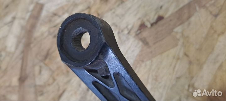 Поводок стеклоочистителя правый Carisma