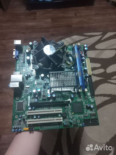 Материнская плата с процессором и памятью