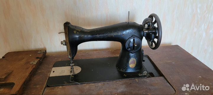 Ножная швейная машинка СССР