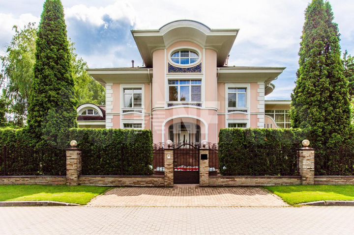 Дом 950 м² на участке 31 сот.