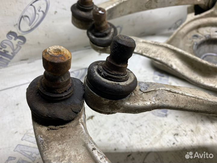 Рычаг передний верхний Volkswagen Passat B5