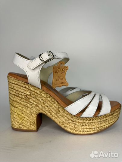Босоножки белые