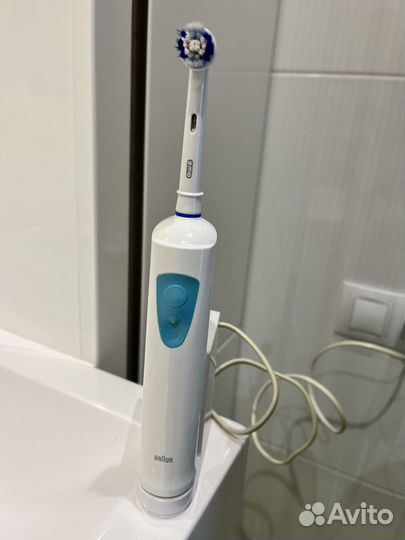 Электрическая зубная щетка Braun