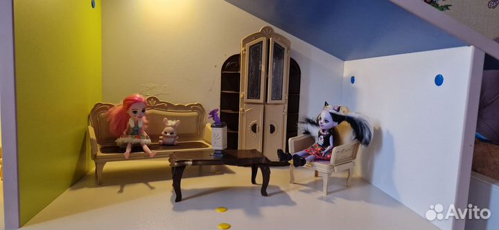 Большой кукольный домик с мебелью и куклами