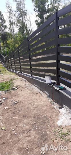Заборы из металлопланкена