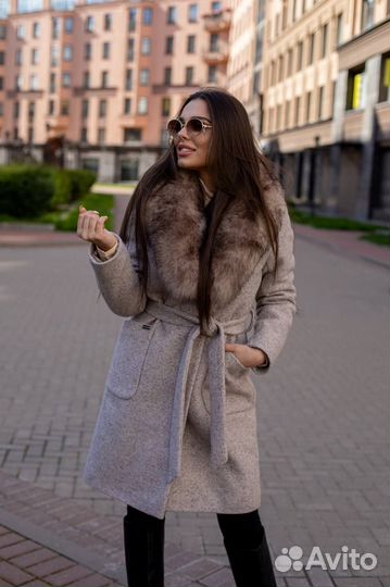 Пальто зимнее с меховым воротником 46