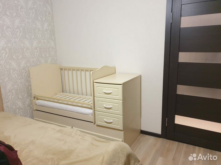 Кроватка детская с маятником