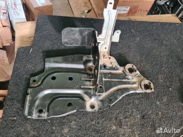 Подставка под аккумулятор Nissan Juke F15 HR16DE