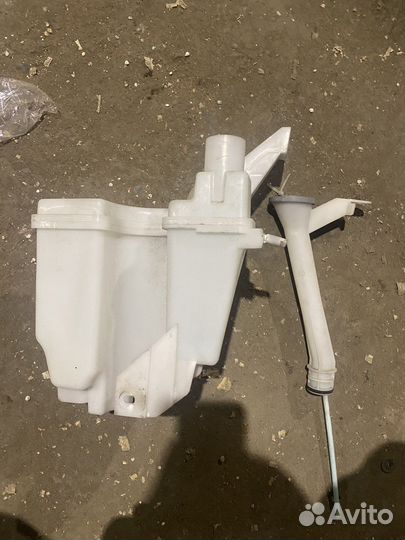 Бачок омывателя с горловиной Nissan Juke