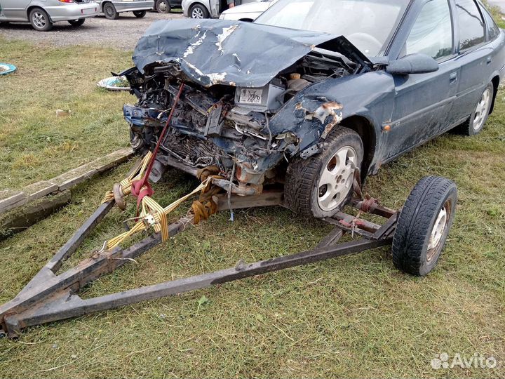 Opel Vectra 1.8 AT, 1996, битый, 250 000 км