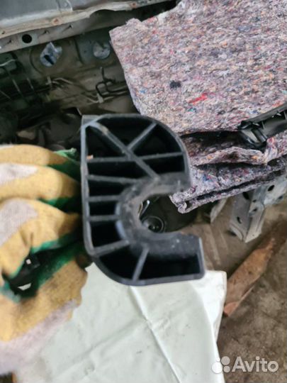 Кронштейн троса кпп Renault Fluence седан M4R 2011