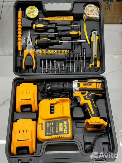 Шуруповерт Dewalt 21v с набором инструментов