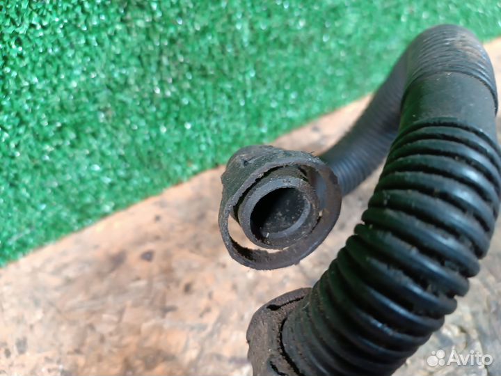 Патрубок вентиляции картерных газов Volkswagen Pas