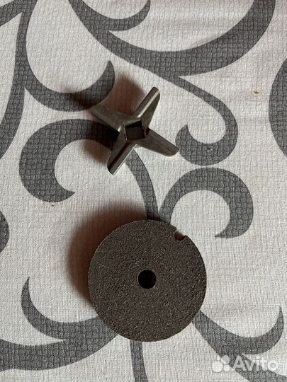 Нож для мясорубки и камень