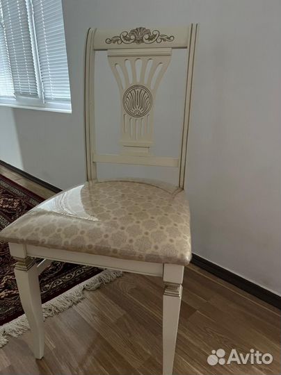 Стол и стулья