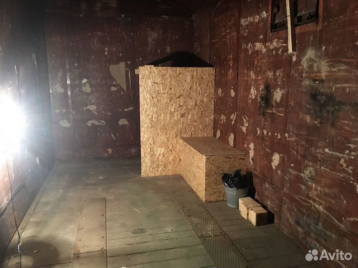 Теплушки в крытых железнодорожных вагонах