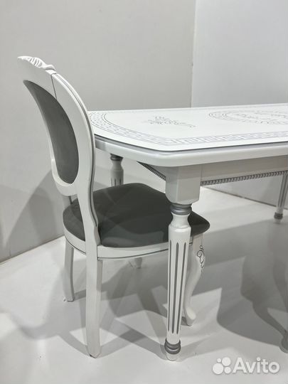 Кухонный стол и стулья из массива