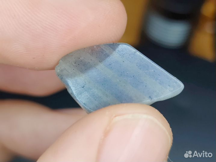 Лабрадорит полосатый. Синяя иризация