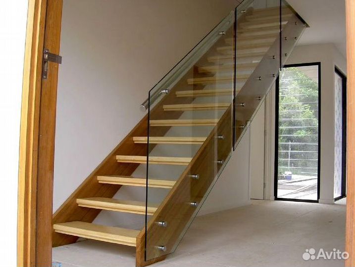 Стеклянное ограждение лестницы