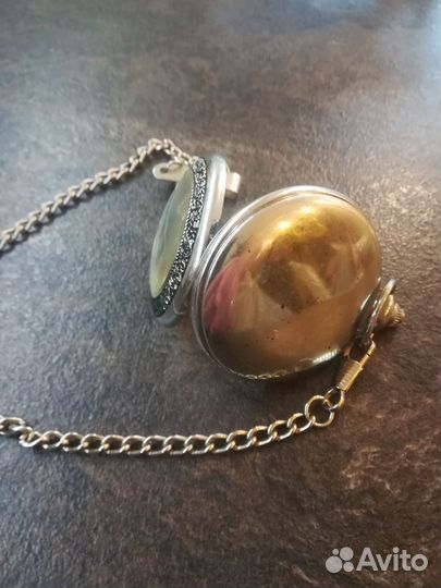 Часы на цепочке Панда