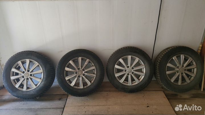 Продам шипов резину на дисках Nokian,R16 215/65
