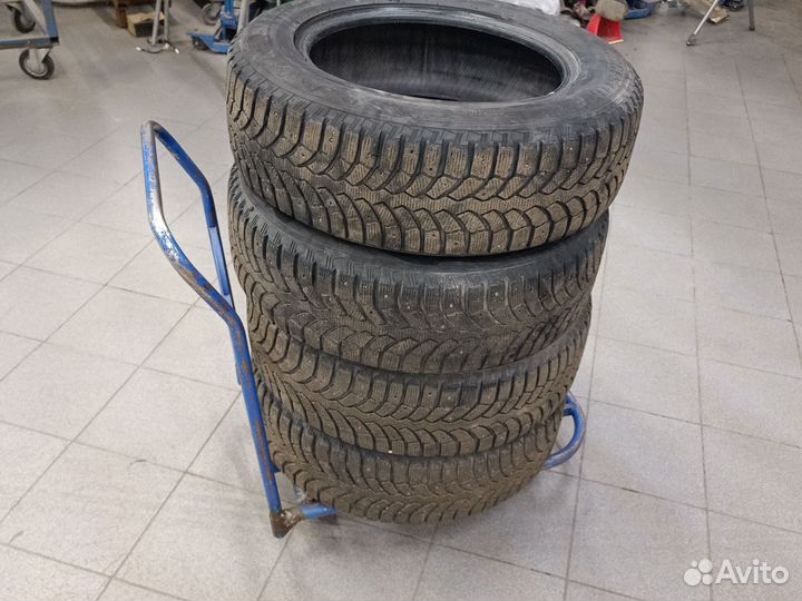 Bridgestone Blizzak Spike-01 225/65 R17 106