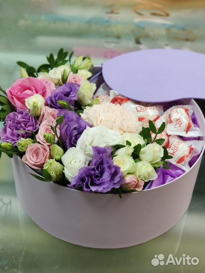 Сладкие букеты из конфет и живых цветов