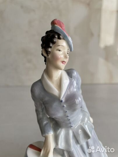 Винтажная фигурка «Midinette» от Royal Doulton