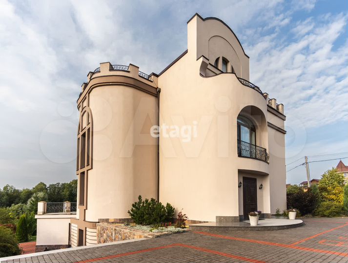 Дом 562 м² на участке 39 сот.