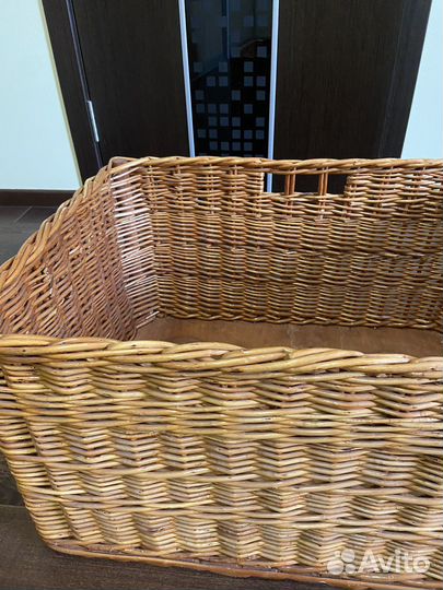 Большая плетенная корзина из лозы