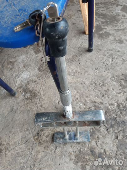 Замок на педали автомобиля противоугонный