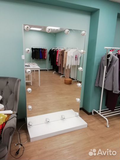 Зеркало напольное с лампами