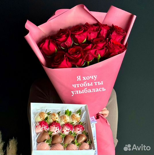 Клубника в шоколаде с розами на 14 февраля