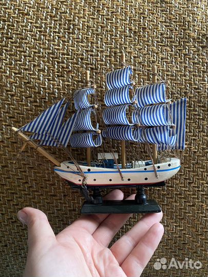 Модель деревянного корабля-парусника